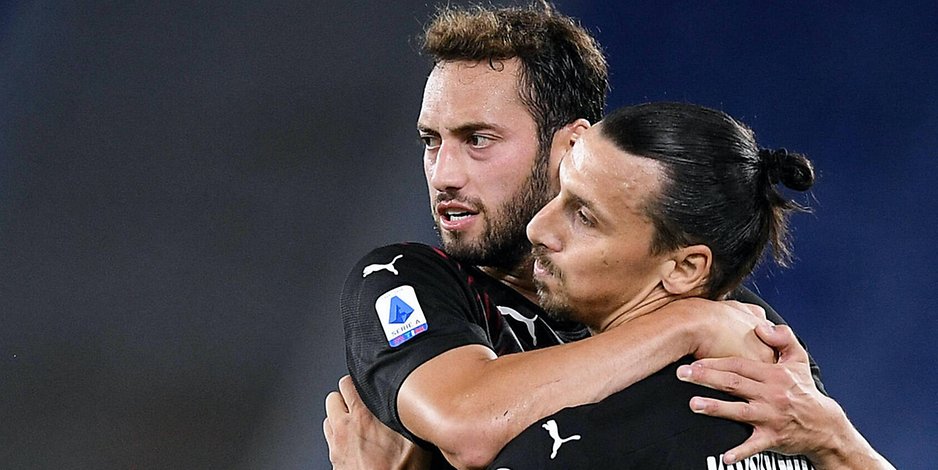 Ex-HSV-Profi Hakan Calhanoglu jubelt zusammen mit Zlatan Ibrahimovic. 