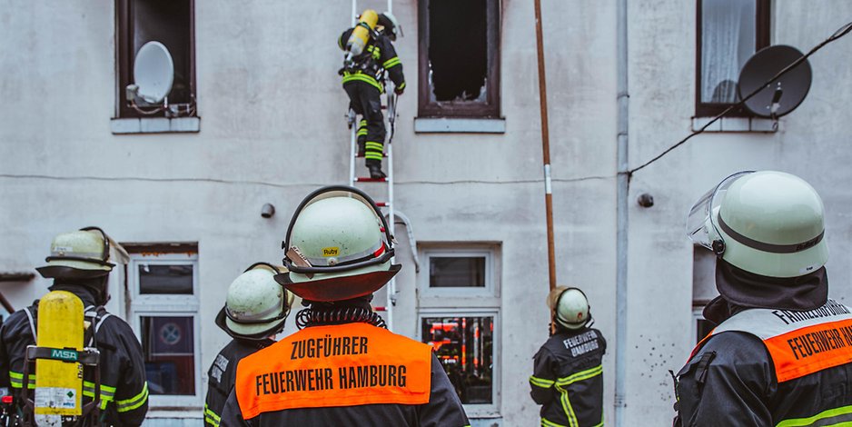 Feuer in Hamburg: Rettungskräfte der Feuerwehr am Sonntagnachmittag im Einsatz in Billstedt.