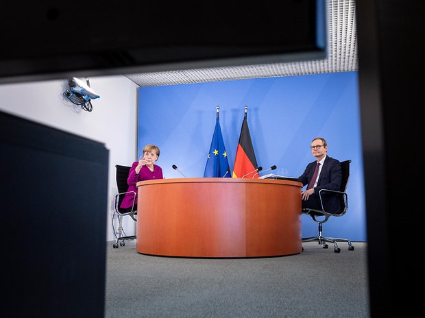 Bundeskanzlerin Angela Merkel (CDU) und der Regierende Bürgermeister von Berlin, Michael Müller (SPD), beim Corona-Gipfel von Bund und Ländern.