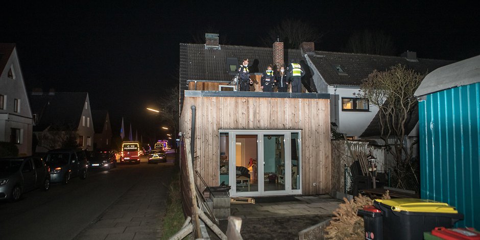 Polizisten sichern Spuren auf dem Dach des Hauses.