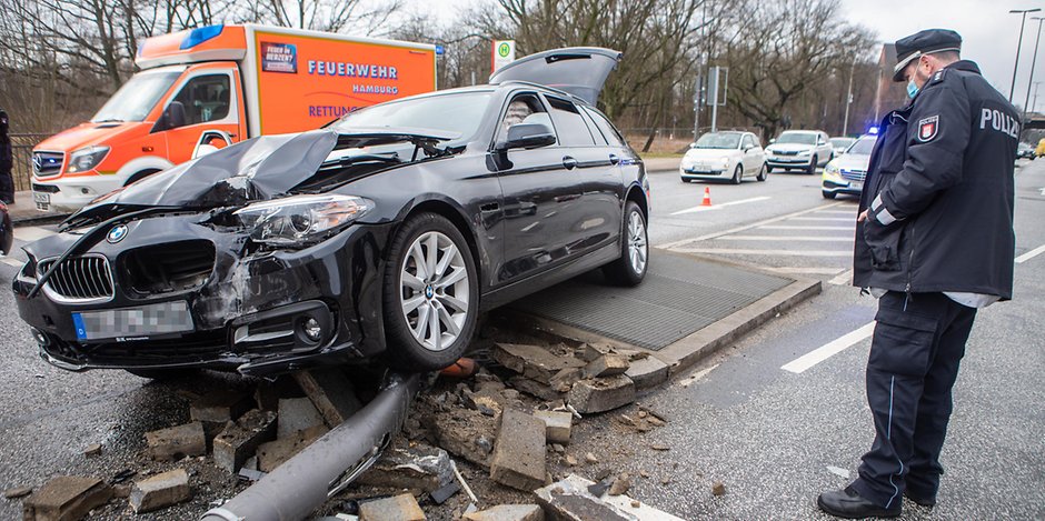 Der BMW-Fahrer krachte gegen einen Ampelmast und wurde dabei verletzt.