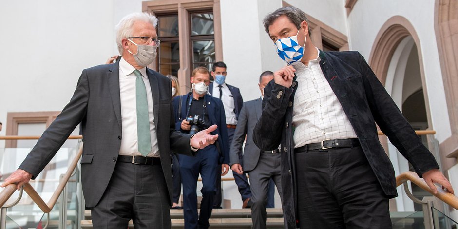 Heißer Schwarz-Grüner Flirt: Die Ministerpräsidenten Winfried Kretschmann (l., Grüne) und Markus Söder (CSU), hier im April 2020.