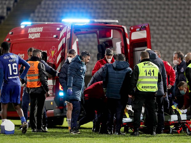 Nanu vom FC Porto musste mit einem Krankenwagen vom Platz gebracht werden.