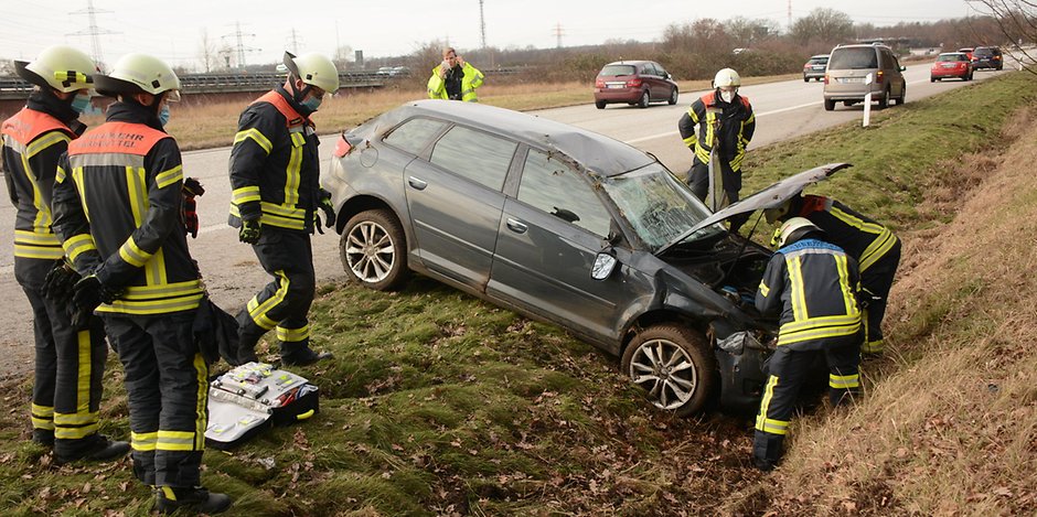Der Fahrer (81) eines Audi A3 war auf der A24 Höhe Barsbüttel (Kreis Storman) in Richtung Hamburg-Jenfeld unterwegs, als er vermutlich einen Schwächeanfall erlitt.