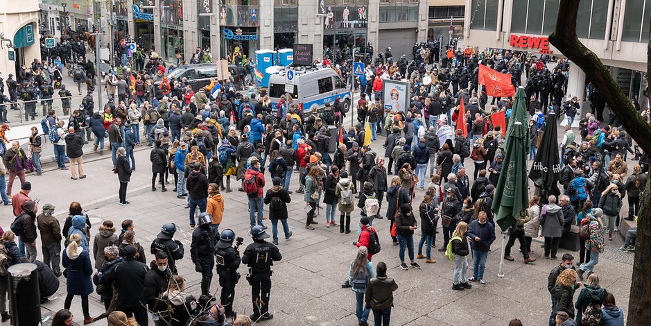 Trotz des Verbots von zwei geplanten Demonstrationen gegen die Corona-Politik demonstrierten zahlreiche Menschen am Samstag in Stuttgart.