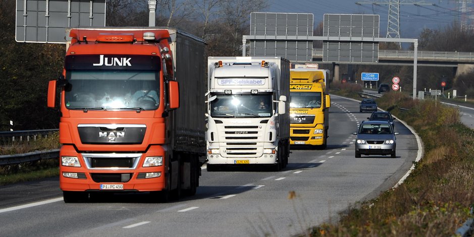 Lastwagen fahren auf der A7 bei Rendsburg (Archivbild).