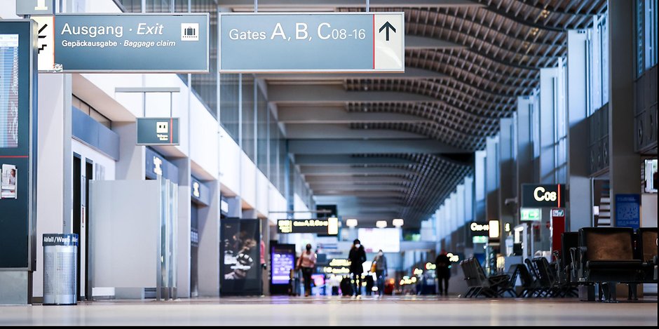 Gähnende Leere im Hamburger Flughafen. Die Corona-Pandemie hat auch die Zahlen der Fluggäste auf ein Minimum reduziert.