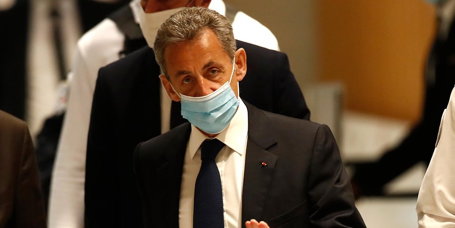 Nicolas Sarkozy trifft im Gerichtssaal ein.