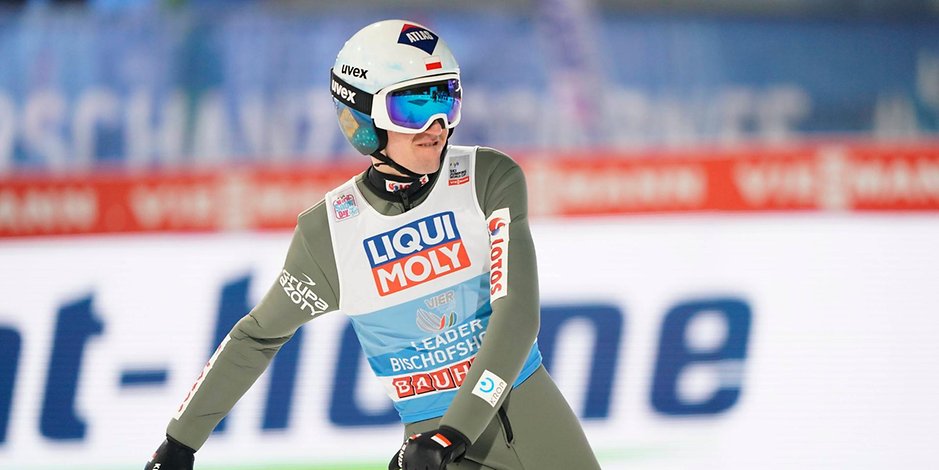 Die Organisatoren des Skisprung-Weltcups in Titisee-Neustadt unterlief bei der Siegerehrung von Kamil Stoch ein folgeschwerer Fehler.