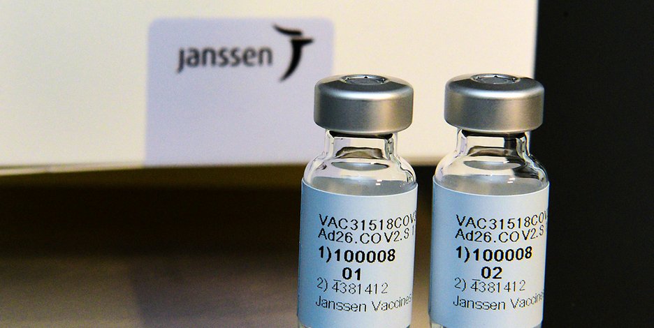 Zwei Ampullen des Impfstoffes „Janssen“ vom amerikanischen Pharmakonzern „Johnson % Johnson“