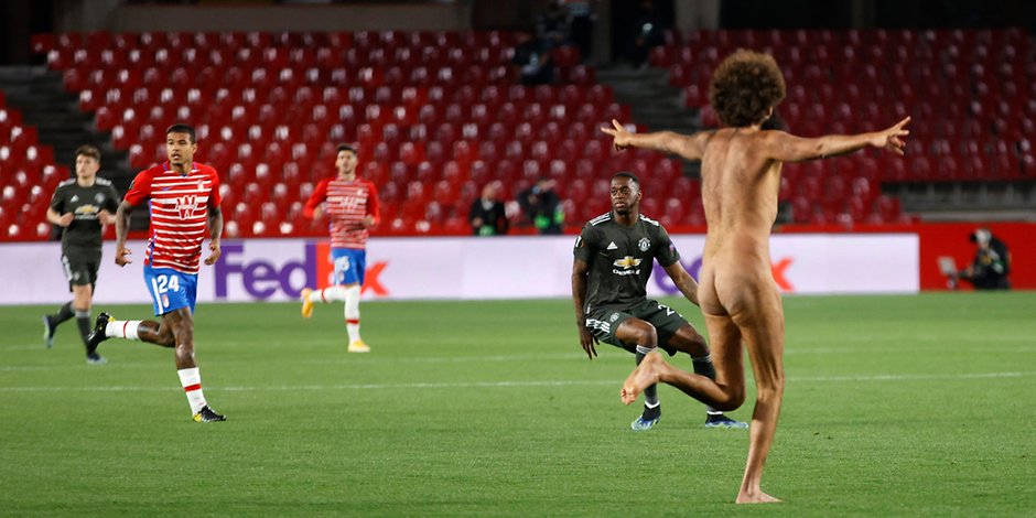 Beim Geisterspiel des FC Granada gegen Manchester United am Donnerstag Abend, überraschte ein Flitzer die Spieler auf dem Feld.