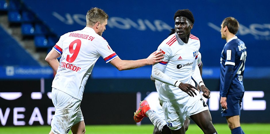 HSV-Knipser Simon Terodde (l.) beglückwünscht Amadou Onana nach dessen Treffer zum 1:0.