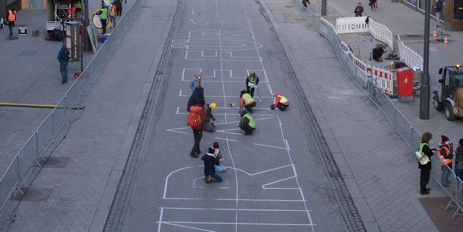 Anlässlich des siebten globalen Klimastreiks malen die Aktivisten am Freitagmorgen einen 60 Meter langen Schriftzug auf die Mönckebergstraße.