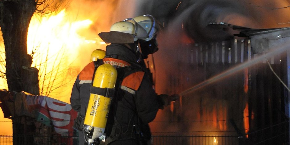 Feuerwehrmänner konnten die Flammen löschen bevor sie auf den Discounter übergreifen konnten. (Symbolfoto)