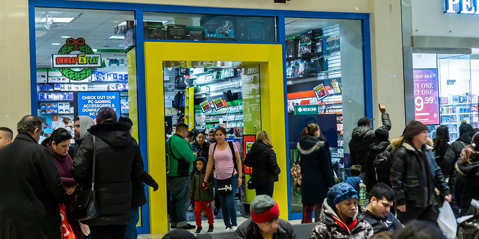 Kunden vor der Gamestop-Filiale in Queens, New York.