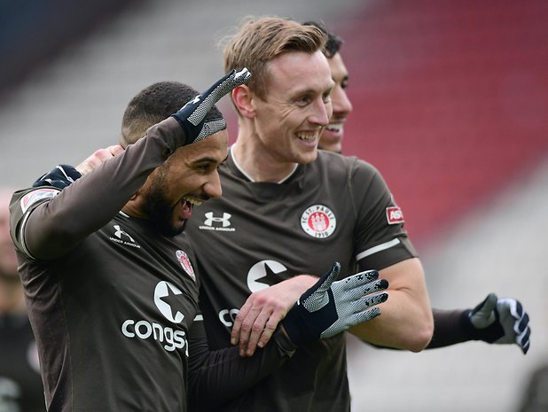 Daniel-Kofi Kyereh (l.) und Sebastian Ohlsson freuen sich über den 2:0-Sieg gegen Regensburg.