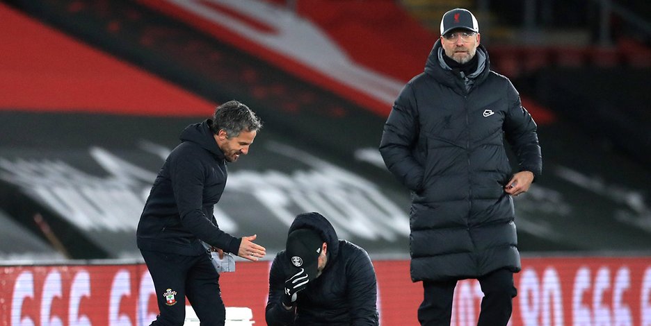 Southampton-Coach Ralph Hasenhüttl sinkt hinter Liverpool-Trainer Jürgen Klopp zu Boden.