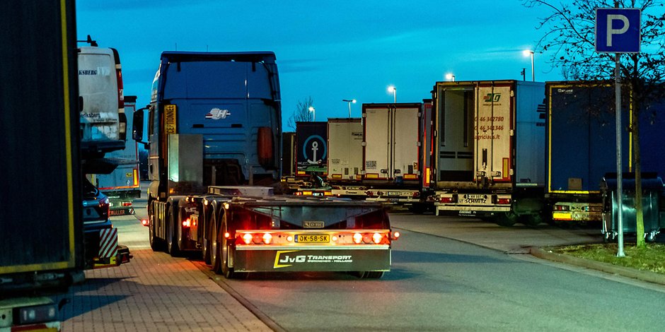 LKW stehen auf dicht gedrängt auf dem Parkplatz „Aalbek“ an der Autobahn A7. An Autobahnen im Norden fehlen fast 400 Lkw-Stellplätze.