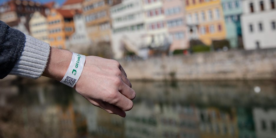 Nachweis für einen negativen Corona-Test: Tagesticket-Armband der Stadt Tübingen