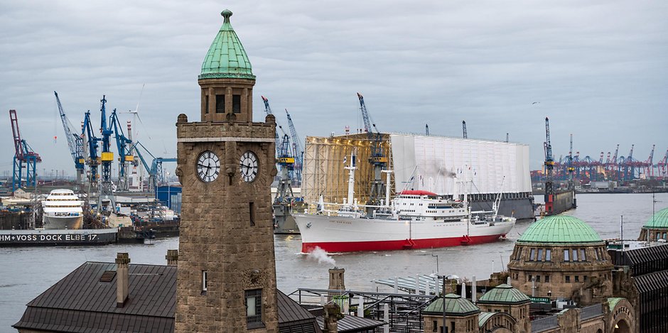 Das Museumsschiff Cap San Diego kehrt nach einer Art Schiffs TÜV wieder in den Hamburger Hafen zurück.
