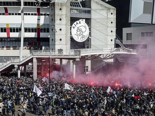 Vor dem Stadion von Ajax Amsterdam versammelten sich Fans, um den Titel zu feiern.