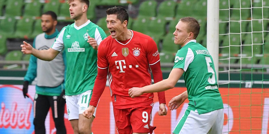 Robert Lewandowski jubelt nach seinem 32. Saisontreffer gegen Werder Bremen.