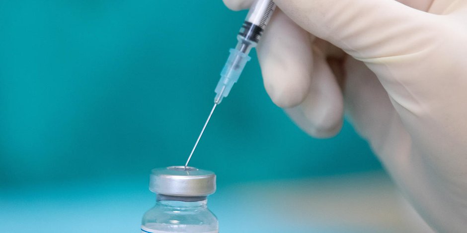 Eine Krankenschwester zieht den Impfstoff mit einer Spritze auf. Betriebsärzte in Hamburg könnten in Zukunft ebenfalls gegen das Coronavirus impfen. (Symbolbild)