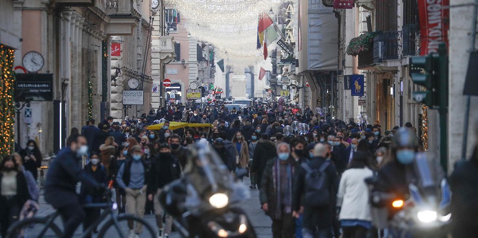 Menschen drängen sich in der Einkaufsstraße Via del Corso in Rom. Nach den Feiertagen werden in Italien einige Maßnahmen vorübergehend gelockert.