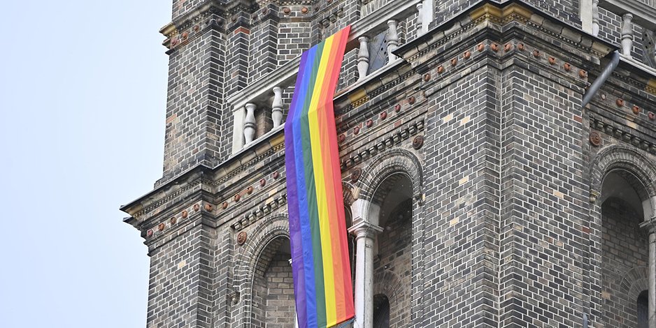 Eine Regenbogenfahne schmückt die Pfarrkirche Breitenfeld. 