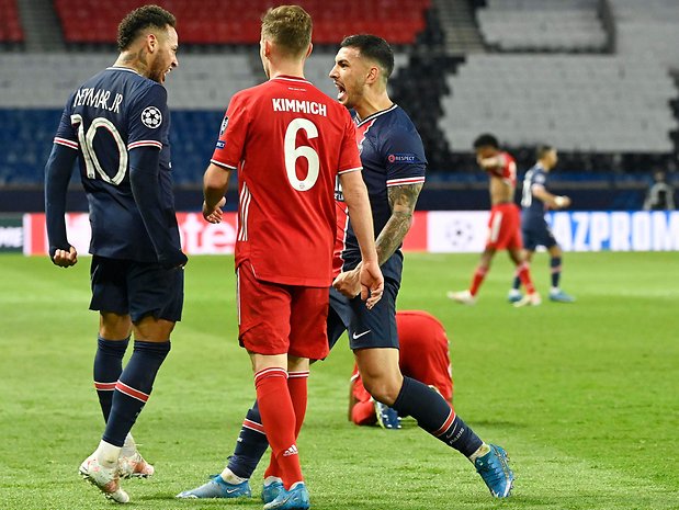Trotz des 1:0 Sieg gegen Paris, zieht Bayern nicht ins Champions-League-Halbfinale ein. Neymar jubelt vor Kimmichs Augen.