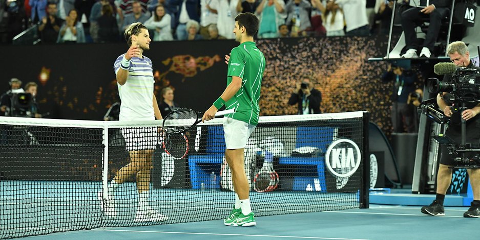 2020 gewann Novak Djokovic (r.) die Australian Open gegen Dominic Thiem in der gut gefüllten Rod Laver Arena.