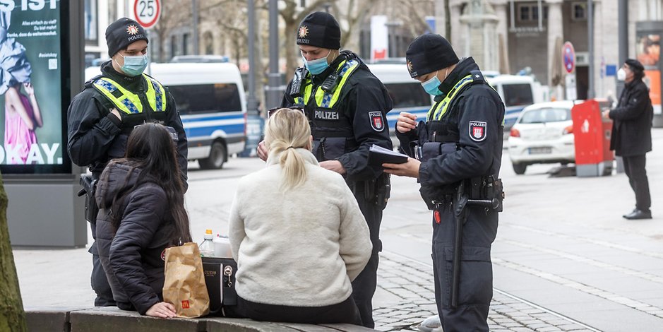 Die Polizei kontrolliert die Corona-Maßnahmen in Hamburg. (Symbolbild)