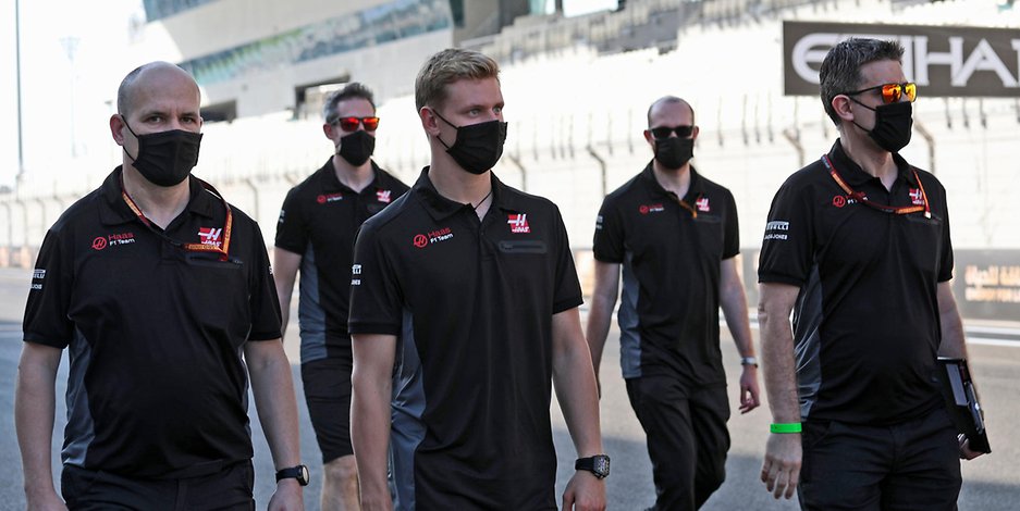 Mick Schumacher vom Team Haas begeht die Rennstrecke in Abu Dhabi.