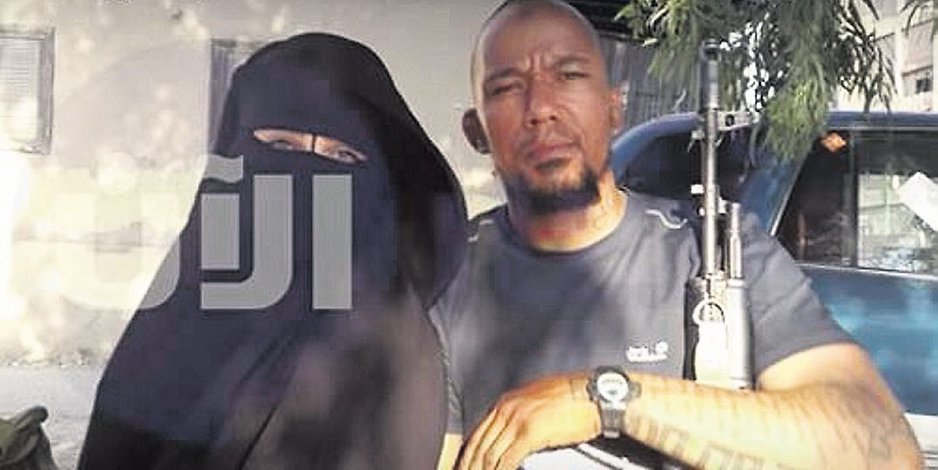 Eins der vielen Fotos vom Mobiltelefon der Hamburgerin Omaima A.: Es zeigt sie mit dem verstorbenen IS-Terroristen Denis Cuspert („Deso Dogg“).