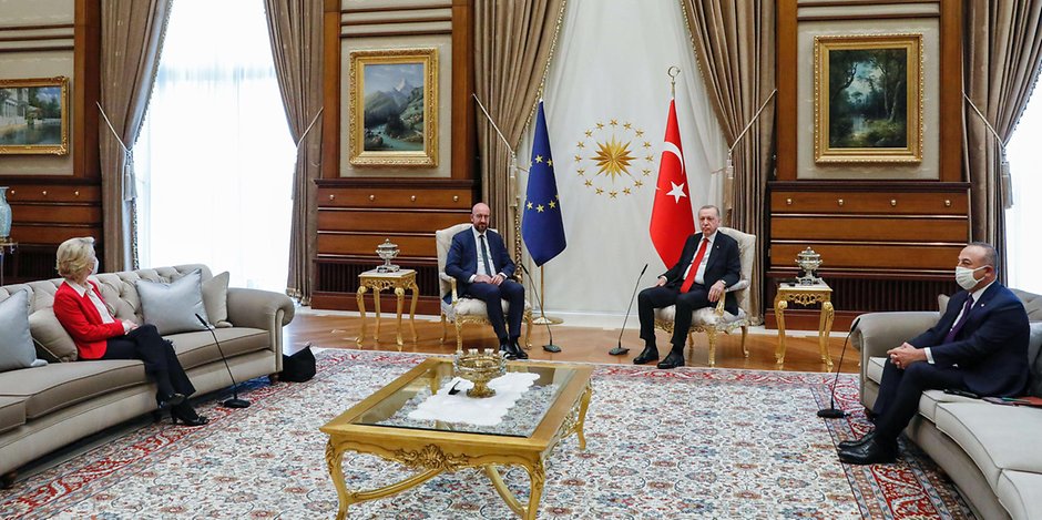 Die Sitzordnung während eines Treffens der EU-Spitze mit dem türkischen Präsidenten Erdogan sorgt für Kritik.