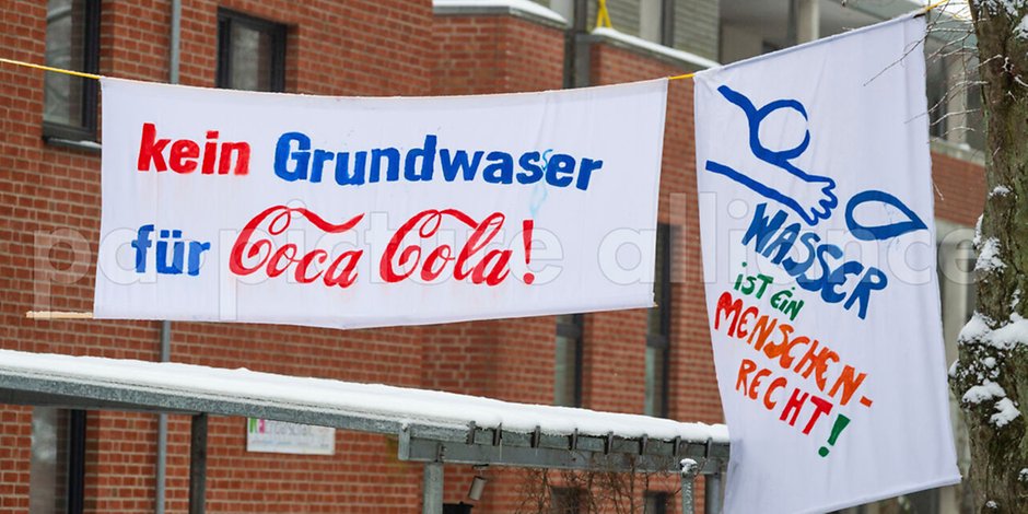 Proteste gegen den Coca-Cola-Brunnen in Lüneburg.