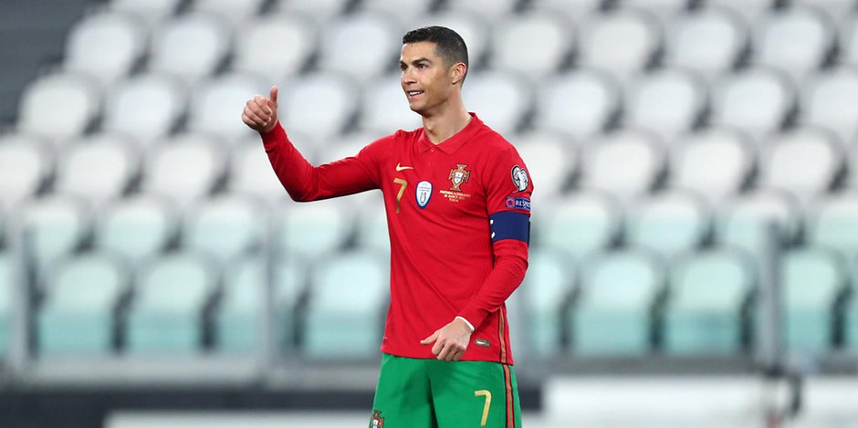 Die Kapitäns-Armbinde von Superstar Cristiano Ronaldo brachte bei einer Auktion 64.000 Euro ein.