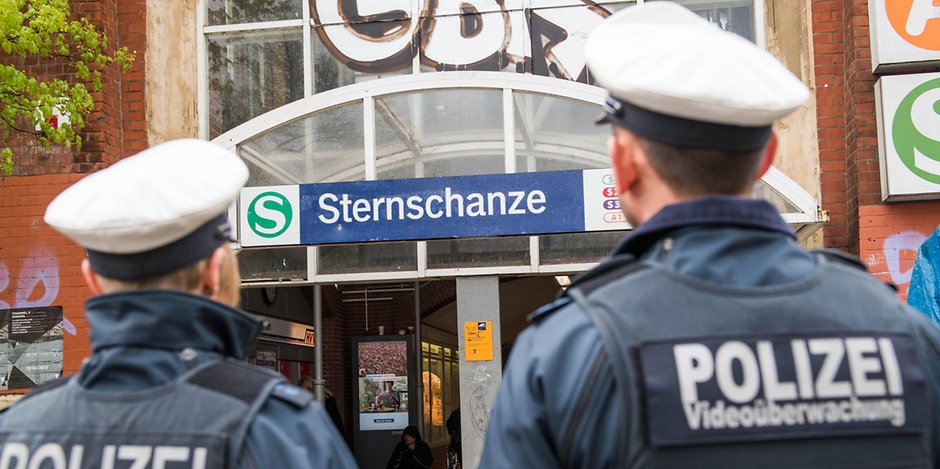 Polizisten am S-Bahnhof Sternschanze (Symbolfoto).