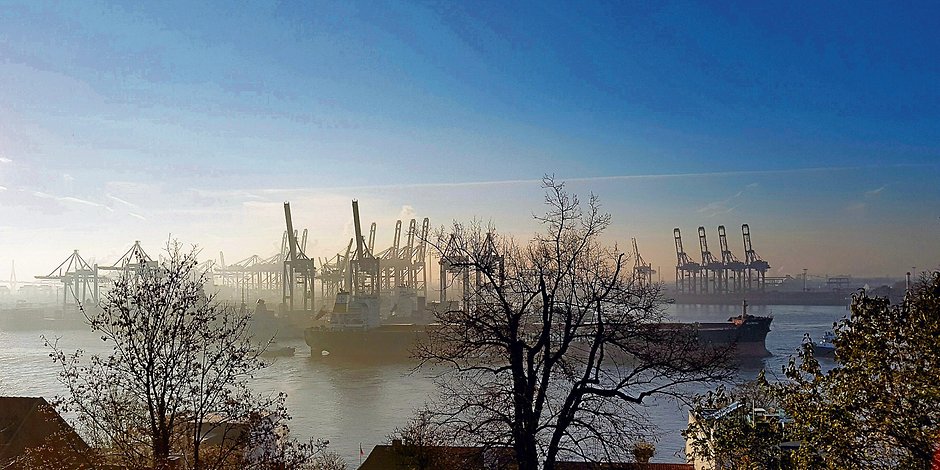 Hach, wie schön: Der Hamburger Hafen zeigt sich im Morgennebel von seiner besten Seite.