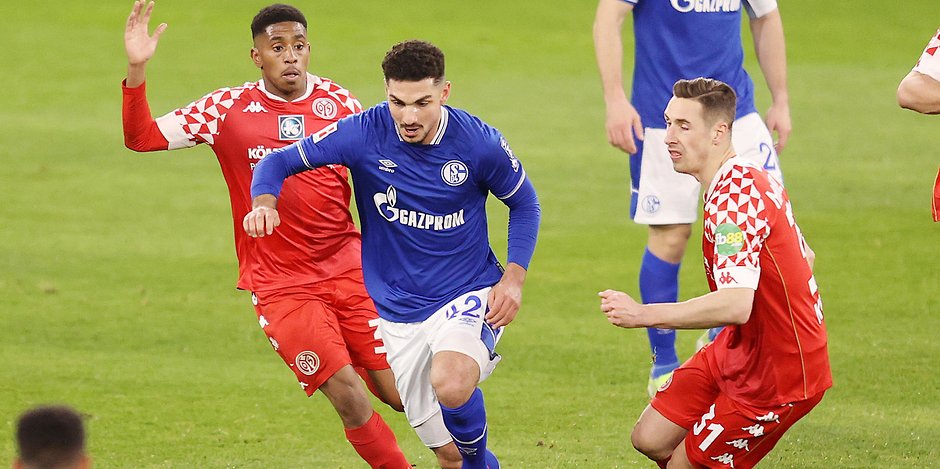 Schalke-Debütant Kerim Calhanoglu treibt den Ball voran