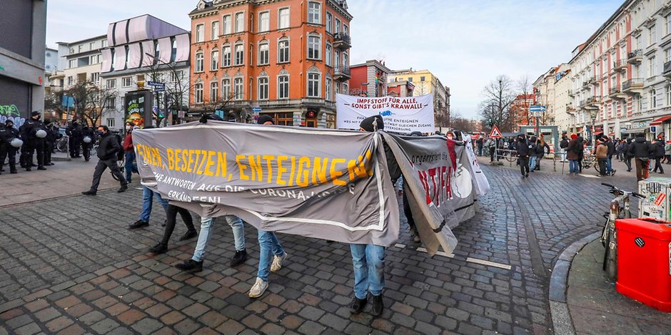 Die Demonstranten ziehen durch die Schanze in Hamburg.