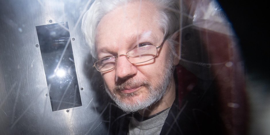 Wikileaks-Gründer Julian Assange verlässt das Westminster Magistrates Court in London, wo er zu einer Anhörung zum Auslieferungsgesuch der USA erschien (Archivbild).