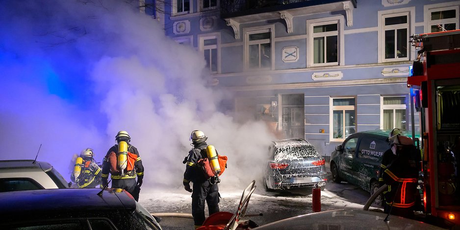 In der Matthesonstraße in Eimsbüttel brannten in der Nacht zu Montag zwei Autos. 