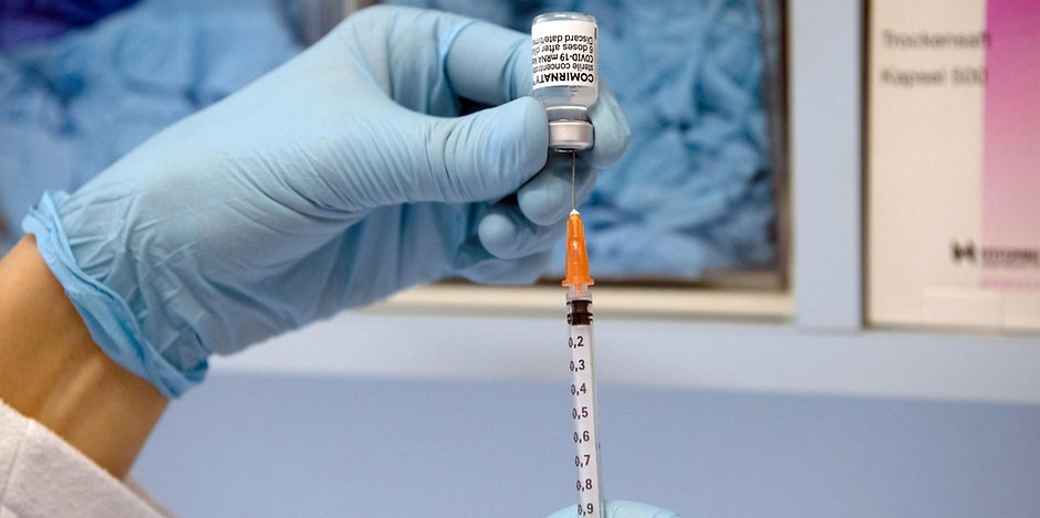 In einer Hausarztpraxis wird eine Spritze mit dem Biontech-Impfstoff gegen das Coronavirus aufgezogen.