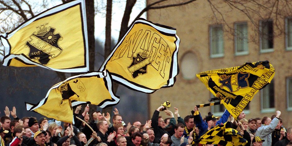 Der Fanblock von AIK Solna, als volle Stadien noch erlaubt waren.