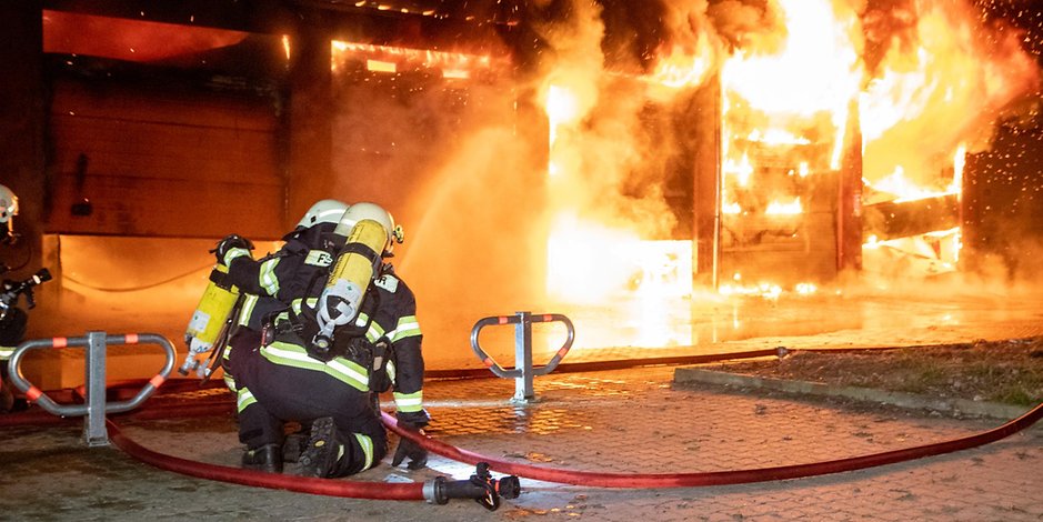 Rund 100 Feuerwehrleute kämpften gegen die Flammen. Der Sachschaden beläuft sich auf mehrere hunderttausend Euro. 