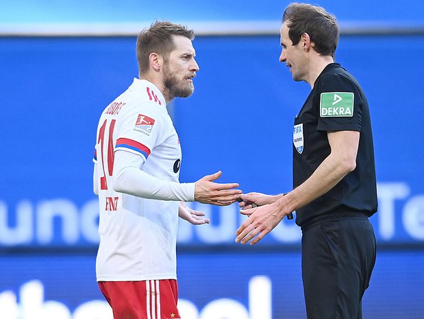 Nicht die einzige Diskussion: Schiedsrichter Sascha Stegemann im Zwiegespräch mit HSV-Mittelfeldspieler Aaron Hunt (l.).