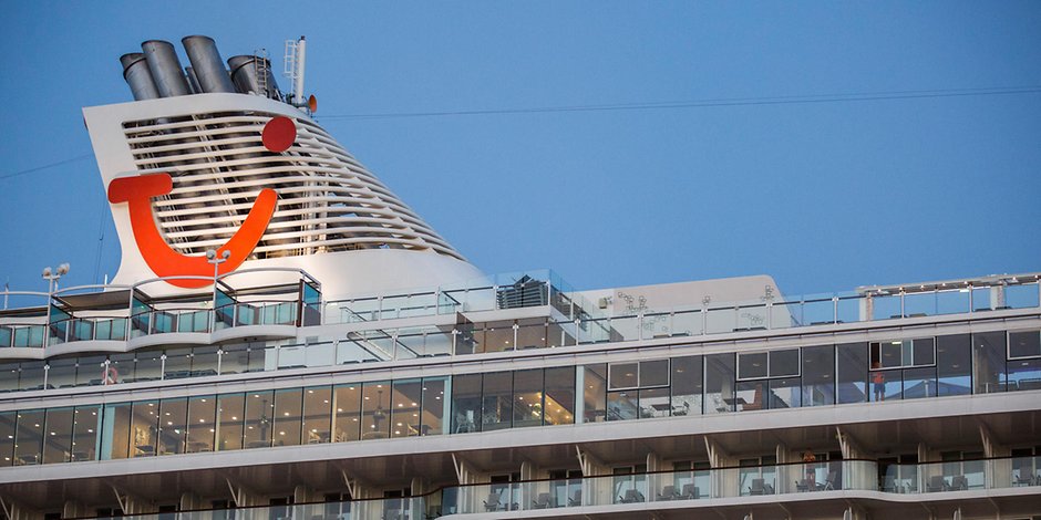 TUI Cruises fordert von seinen Gästen künftig zwei Corona-Tests vor der Abreise ein. 