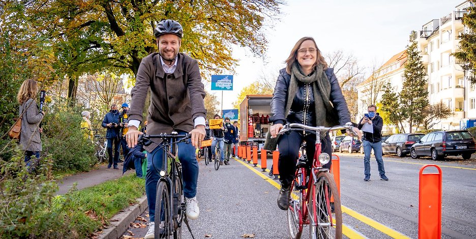 Verkehrssenator Anjes Tjarks (Grüne) und Kirsten Pfaue, Leiterin Koordination Mobilitätswende, unterwegs auf einer Pop-Up-Bikelane.