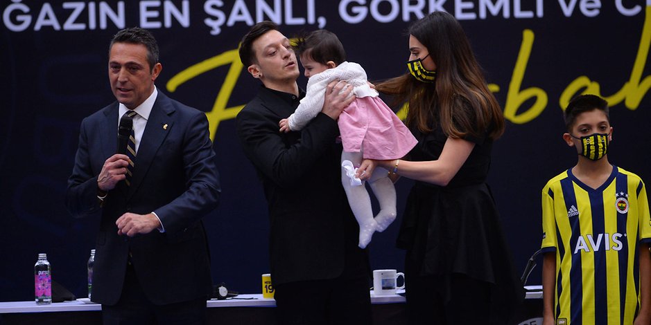 Mesut Özil (2.v.l.) bei seiner Vorstellung bei Fenerbahce neben Vereinspräsident Ali Koc (l.) und seiner Frau Amine Gülse mit Töchterchen Eda. 